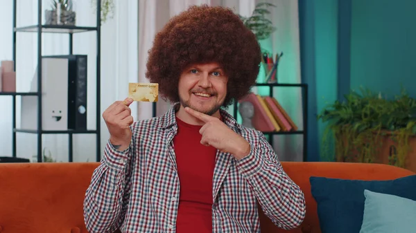Άνθρωπος Δείχνει Πλαστικό Πιστωτική Κάρτα Διαφήμιση Μεταφορά Χρημάτων Χωρίς Μετρητά — Φωτογραφία Αρχείου