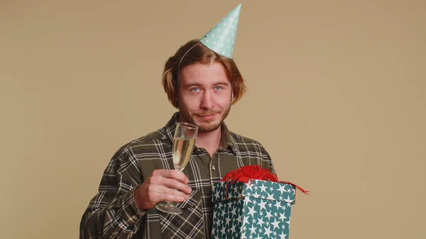 Радостный Счастливый Молодой Человек Подарочной Коробкой Танцующий Празднующий Бокал Шампанского — стоковое фото