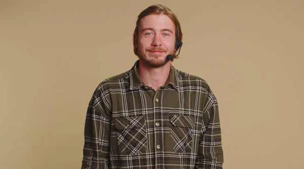 Uśmiechnięty Młodzieniec Noszący Słuchawki Niezależny Pracownik Infolinia Call Center Lub — Zdjęcie stockowe