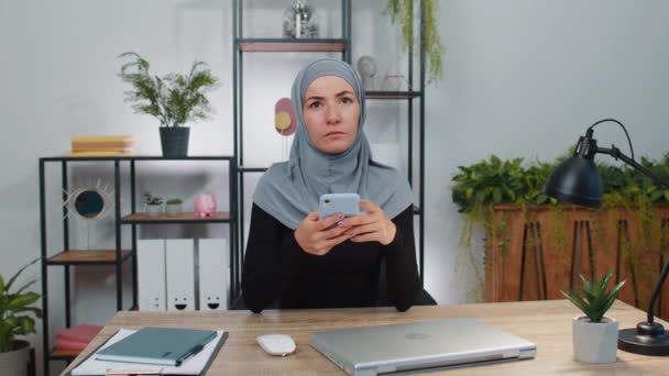 Jovem Mulher Negócios Muçulmana Vestindo Lenço Cabeça Tradicional Hijab Casa — Vídeo de Stock