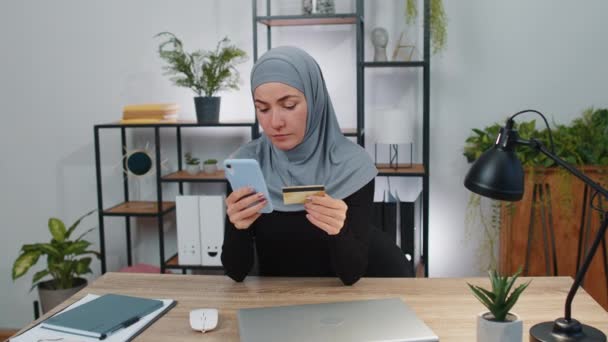 Geschäftsfrau Programmiererin Softwareentwicklerin Hidschab Arbeitet Macht Online Einkäufe Mit Kreditkarte — Stockvideo