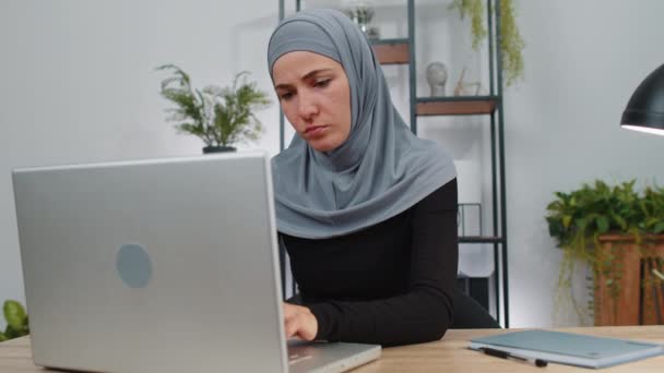 Trött Muslim Affärskvinna Hijab Använda Laptop Lider Huvudvärk Spänningar Migrän — Stockvideo