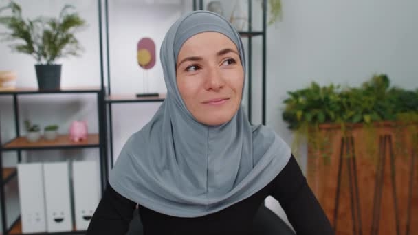 Retrato Feliz Calma Jovem Mulher Negócios Muçulmano Vestindo Lenço Cabeça — Vídeo de Stock