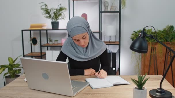 Μουσουλμάνα Επιχειρηματίας Μελέτη Χιτζάμπ Σημειωματάριο Στο Γραφείο Στο Σπίτι Φορητό — Αρχείο Βίντεο
