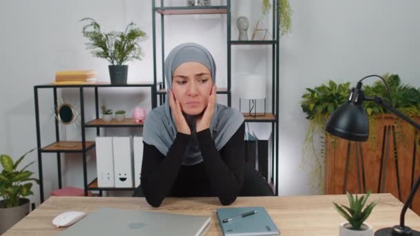 Θλιβερή Νεαρή Μουσουλμάνα Επιχειρηματίας Χιτζάμπ Στο Σπίτι Φαίνεται Σκεπτική Σκέφτεται — Αρχείο Βίντεο