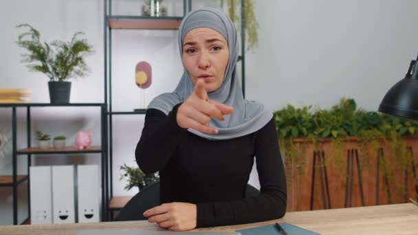 おいお前 若いイスラム教徒のビジネス女性ヒジャーブを着て興奮して笑顔とカメラを指して 幸運勝者を選択し 素晴らしいあなたに示す 現代のホームオフィスワークスペースの女の子 — ストック動画