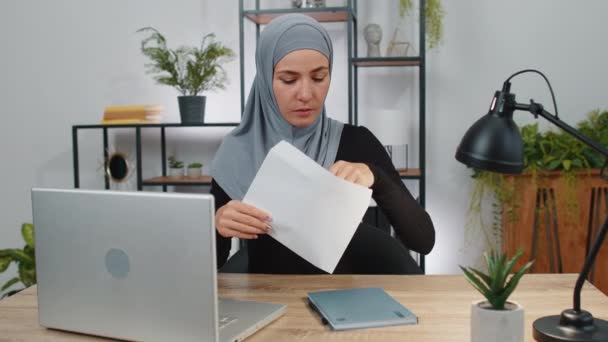 幸せなイスラム教徒の女性を開いて封筒の手紙を読む キャリアの成長促進 銀行融資の承認 大学の金銭賞への成功した入場待望の招待状素晴らしいニュース 宝くじゲームの勝利 — ストック動画