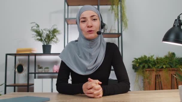 Empresaria Musulmana Que Trabaja Ordenador Portátil Con Auriculares Centro Llamadas — Vídeo de stock