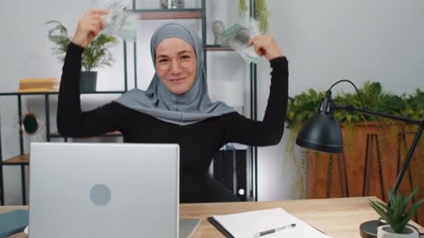Багата Мусульманська Бізнес Леді Хіджабі Махала Грошима Доларові Грошові Купюри — стокове відео