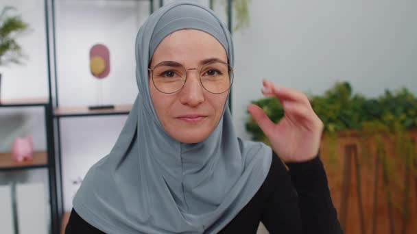 Portret Szczęśliwej Spokojnej Młodej Muzułmańskiej Biznesmenki Noszącej Chustę Hidżabową Uśmiechnięta — Wideo stockowe