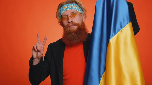 Червоноголові Бородатий Чоловік Який Тримає Національний Прапор України Демонструючи Знак — стокове фото