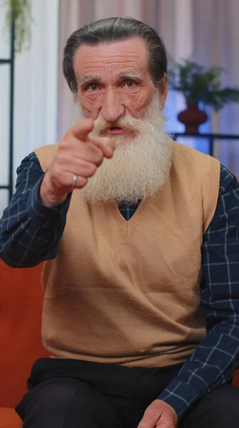 Szia Idősebb Szakállas Férfi Izgatottan Mosolyog Kamerára Mutat Szerencsés Nyertest — Stock Fotó