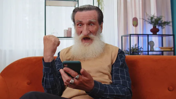 Felice Eccitato Gioioso Anziano Nonno Utilizzare Smartphone Cellulare Digitando Navigazione — Foto Stock