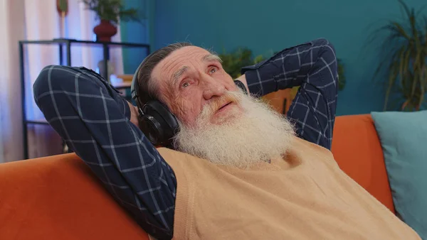 Šťastný Unavený Starší Muž Bezdrátových Sluchátkách Tanec Relaxační Usínání Gauči — Stock fotografie