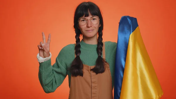 Молода Задротова Жінка Кігтями Окулярах Тримає Національний Прапор України Показуючи — стокове фото
