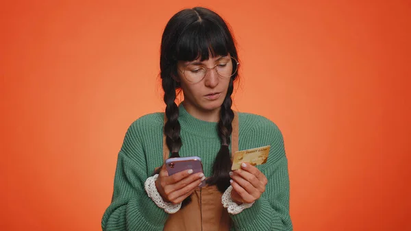 Oprechte Nerd Vrouwelijke Klant Met Behulp Van Creditcard Smartphone Tijdens — Stockfoto
