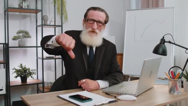 Dislike Upset Senior Businessman Working Laptop Computer Home Office Thumbs — Stock Video