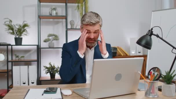 オフィスの職場の机で目のステッカーが付いているノートパソコンのコンピュータで眠る仕事をしている不十分な疲れ成熟したビジネスマン 中年怠惰マネージャーフリーランスの男 ビジネスの人が浮気して — ストック動画