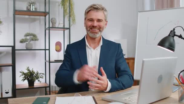 Dojrzały Biznesmen Pracujący Laptopie Uśmiechnięty Przyjazny Przed Kamerą Machający Rękami — Wideo stockowe