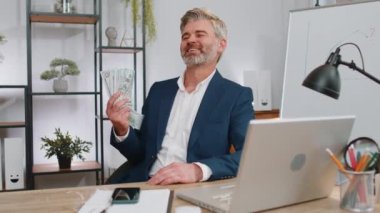 Zengin patron orta yaşlı işadamının elinde nakit para banknotları vardı. Hayranları başarılı bir piyango talihlisi gibi. Büyük gelir, servet. Olgun yaşlı adam işyerinde serbest çalışıyor.