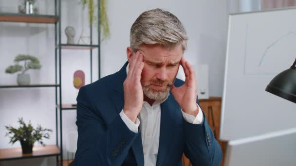 Zmęczony Chory Dojrzały Biznesmen Cierpiący Bóle Głowy Napięcie Migrenę Stres — Wideo stockowe