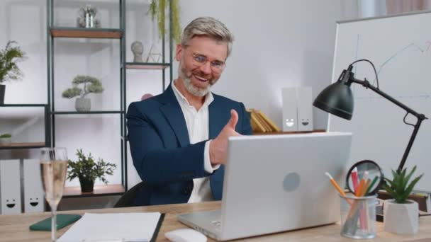 Volwassen Zakenman Werkt Aan Laptop Vieren Succesvolle Contract Overeenkomst Met — Stockvideo