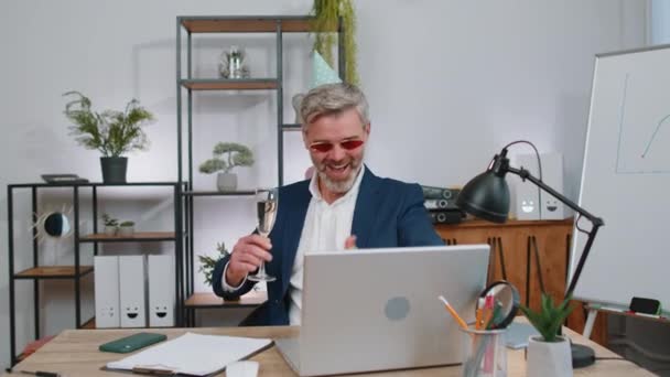 Volwassen Zakenman Draagt Een Zonnebril Een Feestelijke Pet Drinkt Champagne — Stockvideo