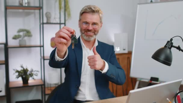 Dojrzały Biznesmen Agent Nieruchomości Podnoszenia Ręki Pokazując Klucze Nowego Mieszkania — Wideo stockowe