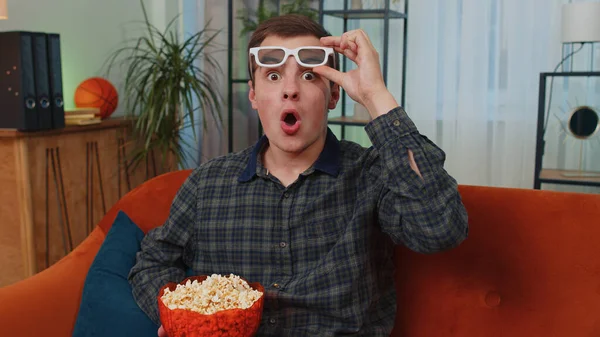 Nadšený Ohromený Dospívající Muž Sedí Pohovce Jíst Popcorn Sledovat Zajímavé — Stock fotografie
