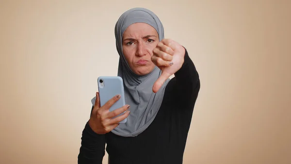 Başörtülü Müslüman Bir Kadın Cep Telefonu Daktiloyla Yazı Yazarken Aniden — Stok fotoğraf