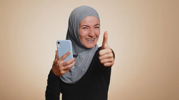 Feliz Emocionado Alegre Musulmana Árabe Mujer Hijab Utilizar Teléfono Celular —  Fotos de Stock