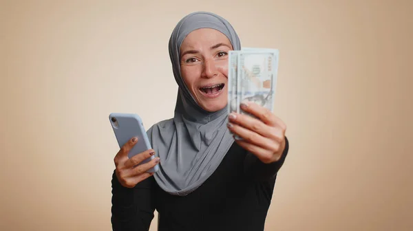 Mujer Musulmana Feliz Hijab Mirando Pantalla Del Teléfono Inteligente Sinceramente —  Fotos de Stock