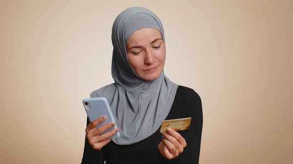 Mujer Musulmana Sincera Cliente Hijab Utilizando Tarjeta Crédito Teléfono Inteligente —  Fotos de Stock