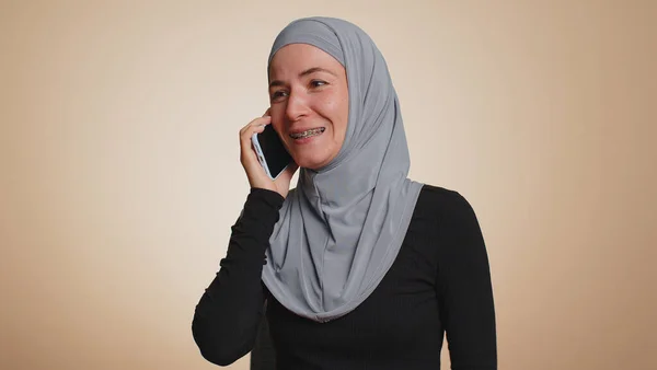 Feliz Joven Musulmana Mujer Hijab Haciendo Llamada Usando Teléfono Celular —  Fotos de Stock