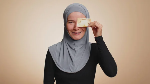 Mujer Musulmana Feliz Mostrando Tarjeta Crédito Plástico Publicidad Bancaria Transferencia —  Fotos de Stock