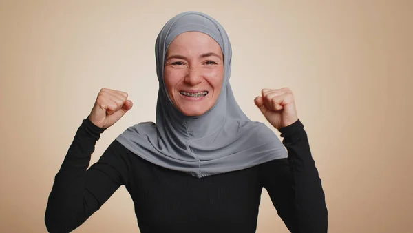 Feliz Mujer Musulmana Alegre Hiyab Gritando Levantando Los Puños Gesto —  Fotos de Stock