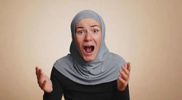 Dios Mío Wow Emocionada Mujer Musulmana Ganadora Asombrada Levantando Las —  Fotos de Stock