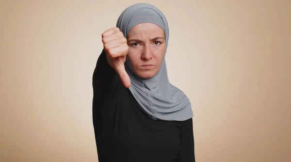 Gusta Mujer Musulmana Infeliz Molesta Hiyab Mostrando Pulgares Hacia Abajo —  Fotos de Stock