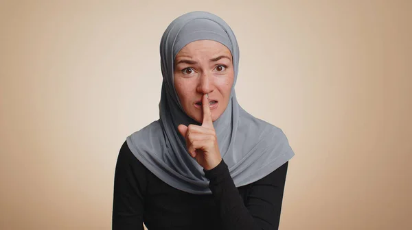 Silencio Por Favor Retrato Mujer Musulmana Milenaria Hiyab Presiona Dedo —  Fotos de Stock