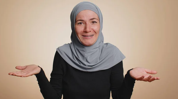 Dlaczego Szczera Irytująca Muzułmanka Hidżabie Podnosząca Ręce Oburzonym Wyrazie Prosząca — Zdjęcie stockowe