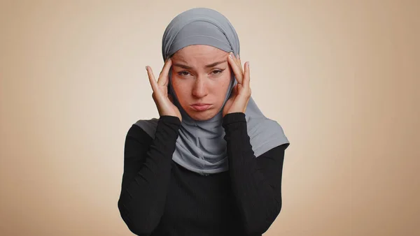Mujer Musulmana Joven Malsana Hiyab Frotando Las Sienes Para Curar —  Fotos de Stock
