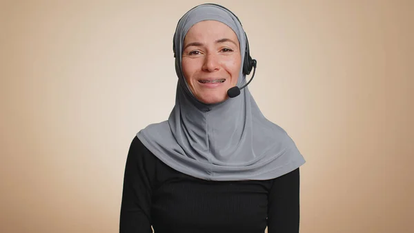 Mujer Musulmana Hijab Que Usa Auriculares Trabajador Independiente Centro Llamadas —  Fotos de Stock