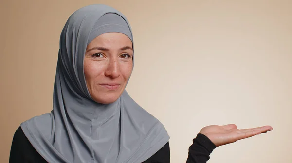 Мусульманська Жінка Хіджабі Показує Пальці Вгору Вказує Пусте Місце Рекламну — стокове фото