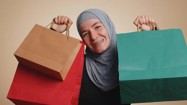 Mujer Musulmana Feliz Hijab Mostrando Bolsas Compras Descuentos Publicitarios Sonriendo —  Fotos de Stock