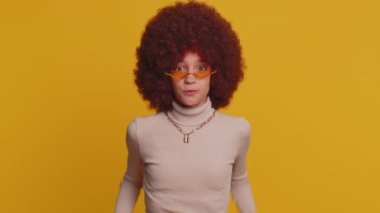 Aman Tanrım, vay canına. Genç kız çocuk büyük gözlerle kameraya şaşkın bakıyor. Ani zafer karşısında şoka uğruyor. Piyango golü atan çocuklar iyi haberler alıyor. Sarı arka planda komik çocuklar