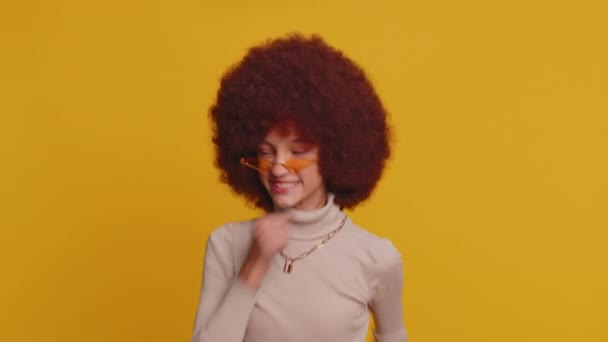 Trendy Vrolijke Positieve Jonge Schoolmeisje Met Afro Kapsel Met Plezier — Stockvideo