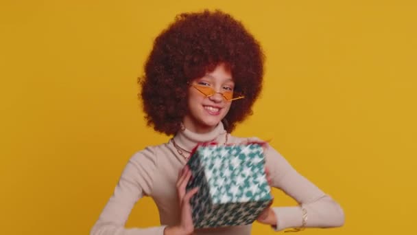 Uroczy Uśmiechnięty Młody Nastolatek Dziewczynka Prezentując Pudełko Prezent Urodzinowy Wyciąga — Wideo stockowe