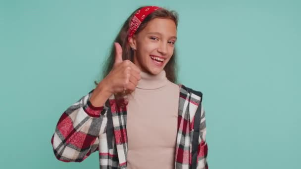 Типа Счастливая Девочка Подросток Одобрительно Смотрящая Камеру Показывает Большие Пальцы — стоковое видео