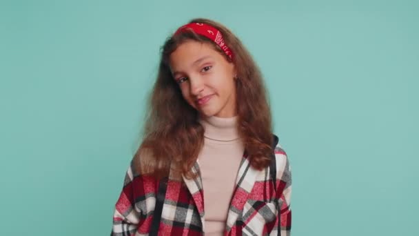 Άπληστο Θυμωμένο Έφηβο Κοριτσάκι Που Δείχνει Αρνητική Κίνηση Στα Σύκα — Αρχείο Βίντεο