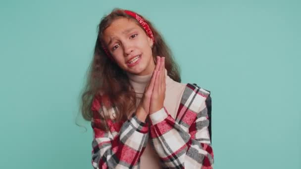 Por Favor Deus Ajude Jovem Adolescente Menina Criança Sinceramente Orando — Vídeo de Stock